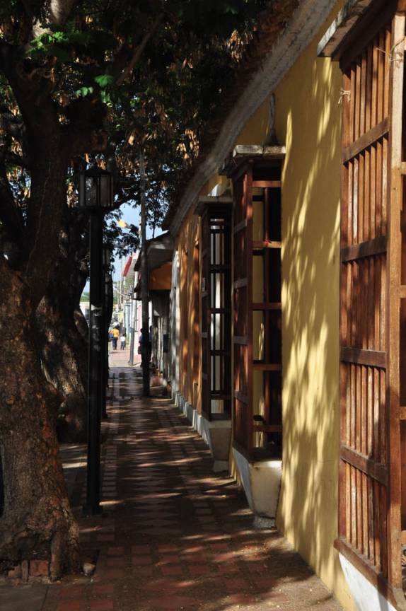 rua emsombreada de Coro, cidade histórica na Venezuela